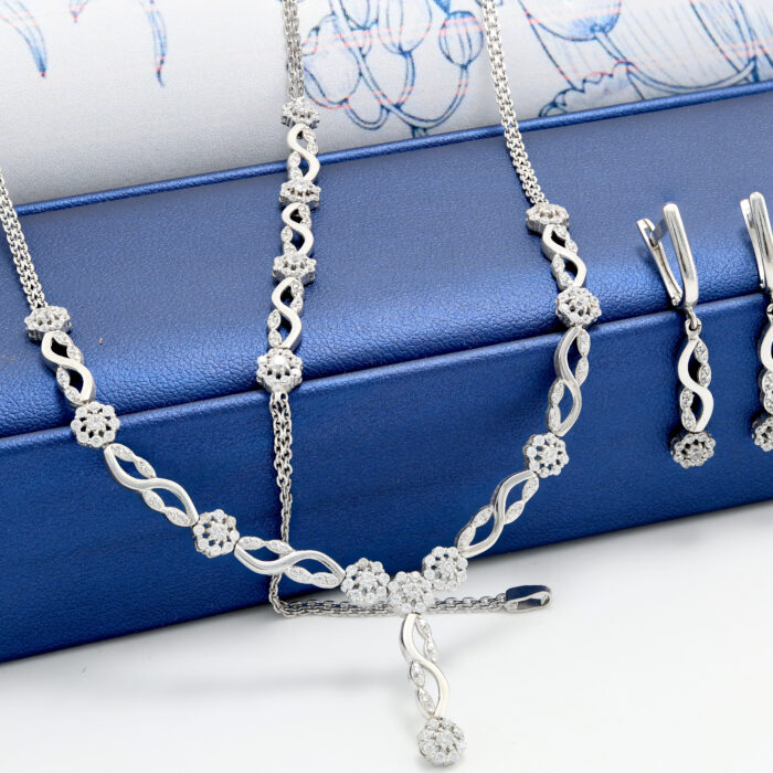 Parure élégante en or blanc 18K avec motifs floraux sertis de zircons ✨ | Bijouterie Frères Bouzid