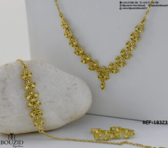 Parure florale en or jaune 18K au design raffiné ✨ | Bijouterie Frères Bouzid