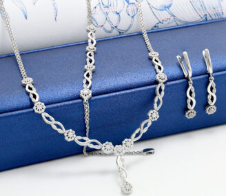 Parure élégante en or blanc 18K avec motifs floraux sertis de zircons ✨ | Bijouterie Frères Bouzid